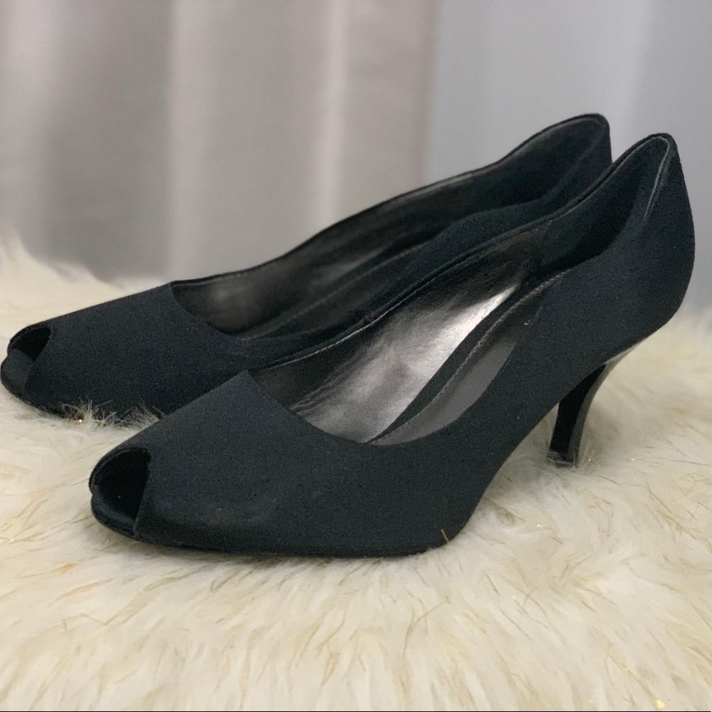 Liz Claiborne Flex Bangle black satin shoe scallop